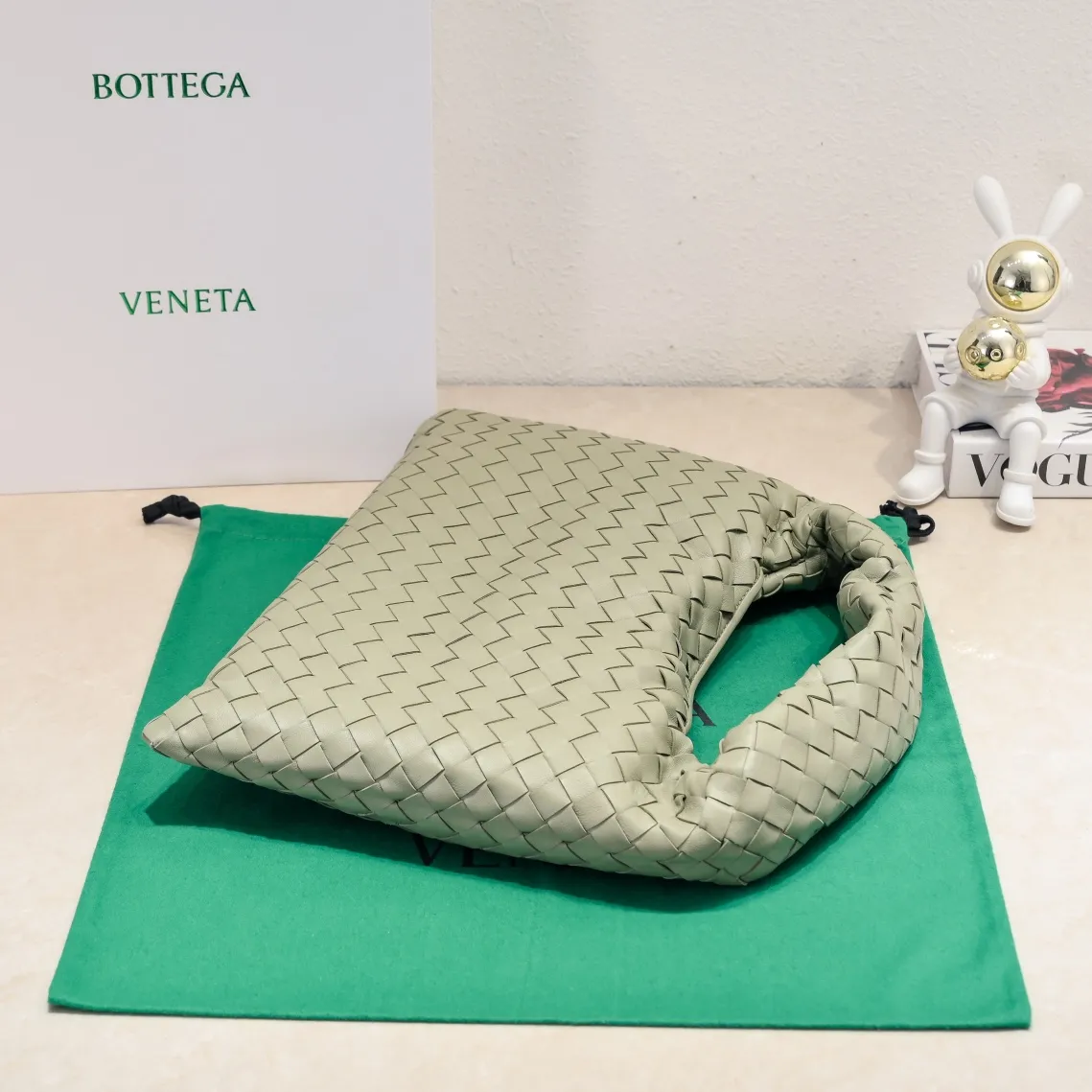 Batch 1860 #Bv new small HOP bag, the bag body and handles are made of a whole piece of woven leather. The bag body is soft and lazy. Hop symbolizes the praise of innovation and eternal craftsmanship [love]. The pyramid silhouette combines practicality and fashion. It is modern and casual. The double-sided closure design of the bag mouth is more convenient and safe! The cowhide texture also makes the bag more wear-resistant and durable. A must-have for fashionable ladies who like minimalism yet comfortable and casual! Size: 41x20.5x7.5, Model: 3966#